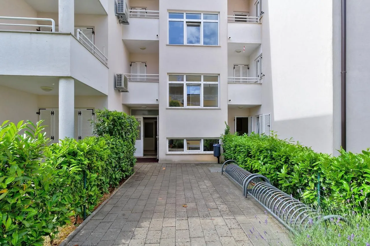 **** Gæstehus Apartment Aurora Near The Beach, With Seaview In Umag -Zambratija Kroatien